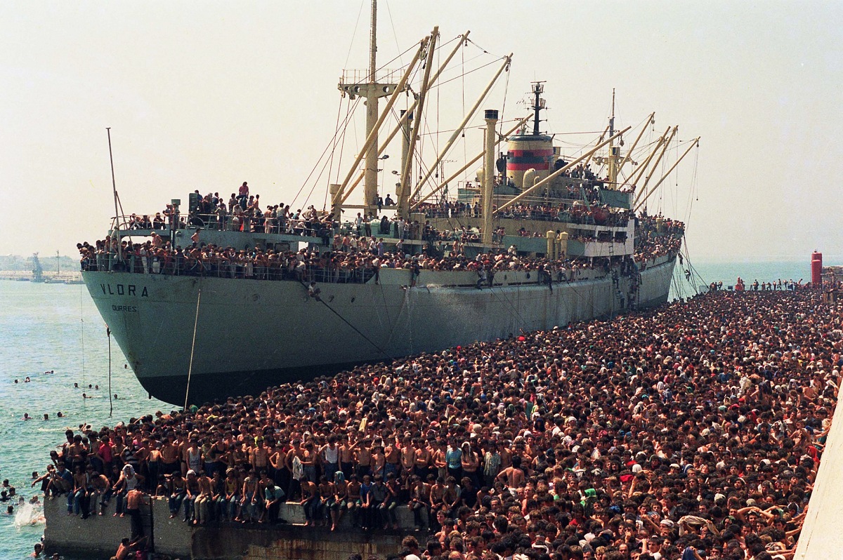 Luca Turi, Ventimila albanesi sbarcano dalla nave Vlora, proveniente da Durazzo (Albania), Bari, 8 agosto 1991, dal volume La storia d'Italia in 100 foto.  Luca Turi/ANSA.
