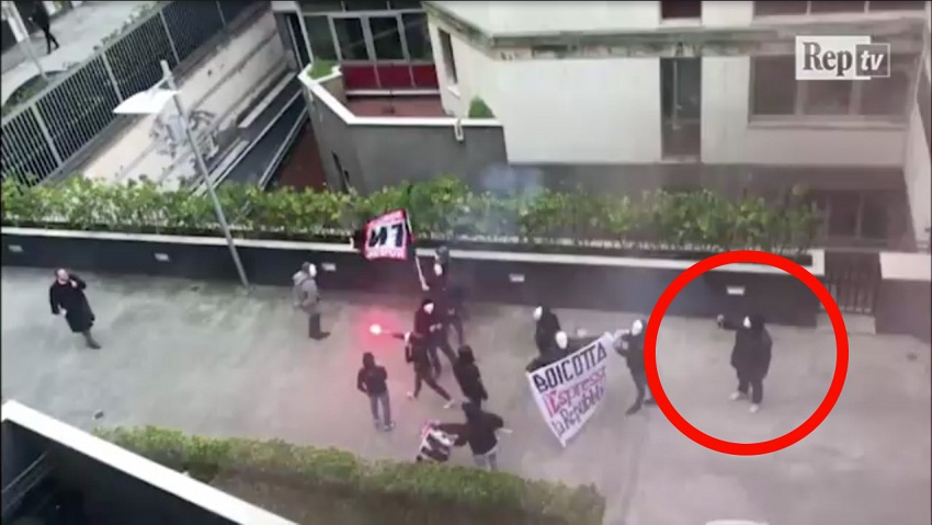 Un fotogramma dal video pubblicato il 6 dicembre 2017 da Repubblica.it relativamente alla manifestazione di Forza Nuova sotto la sede del quotidiano. Evidenziato nel cerchio rosso un militante di Forza Nuova che documenta quanto accade.
