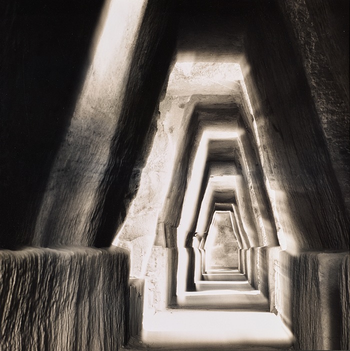Mimmo Jodice, Antro della Sibilla Cumana, Cuma (Napoli), Italia, 1990-1995. Fotografia b/n, 37x37 cm. Collezione i Cotroneo - courtesy Mart, Museo di arte moderna e contemporanea di Trento e Rovereto