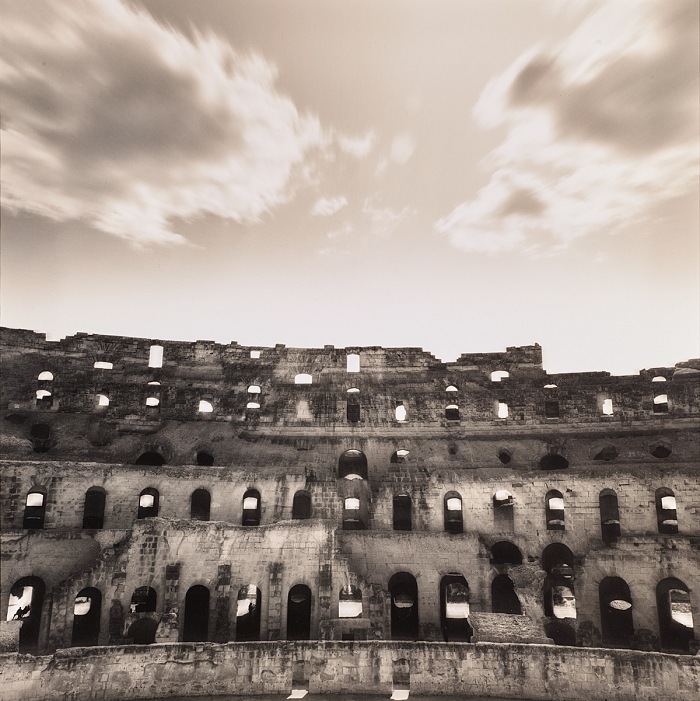 Mimmo Jodice, Anfiteatro romano, El Jem, Tunisia, 1990-1995. Fotografia b/n, 37x37 cm. Collezione i Cotroneo - courtesy Mart, Museo di arte moderna e contemporanea di Trento e Rovereto