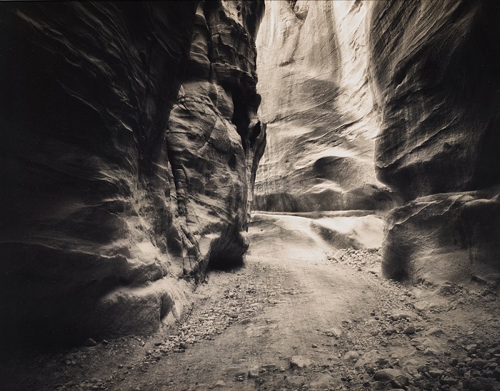 Mimmo Jodice, Petra, Giordania, 1990-1995. Fotografia b/n, 37x47 cm. Collezione i Cotroneo - courtesy Mart, Museo di arte moderna e contemporanea di Trento e Rovereto