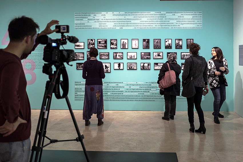 Un momento della visita alla mostra Magnum ManifestoGuardare il mondo e raccontarlo in fotografia durante l'anteprima stampa.  Ruggero Passeri.