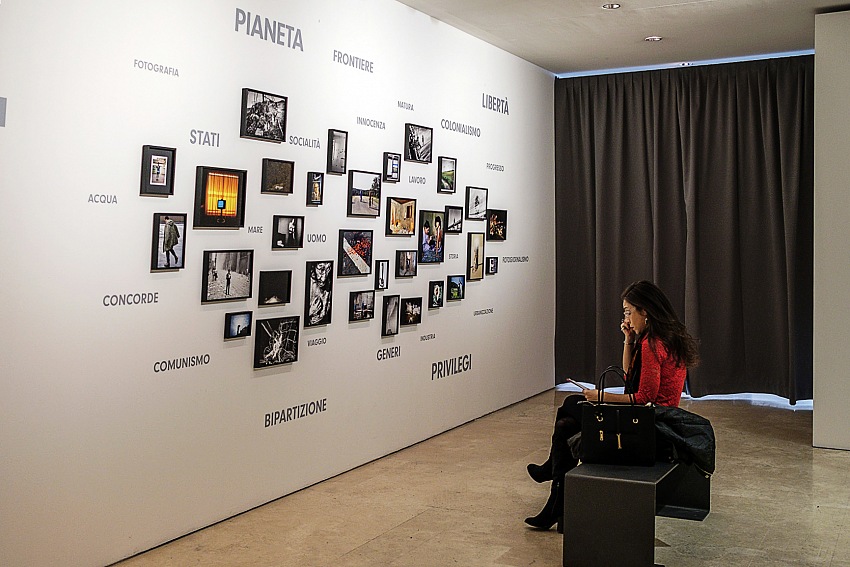 Un momento della visita alla mostra Magnum ManifestoGuardare il mondo e raccontarlo in fotografia durante l'anteprima stampa.  Ruggero Passeri.