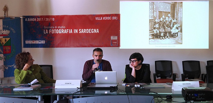 L'intervento di Stefano Pia durante la giornata di studi La fotografia in Sardegna organizzata da Su Palatu_Fotografia. Villa Verde, 28 ottobre 2017.  FPmag. data-verified=