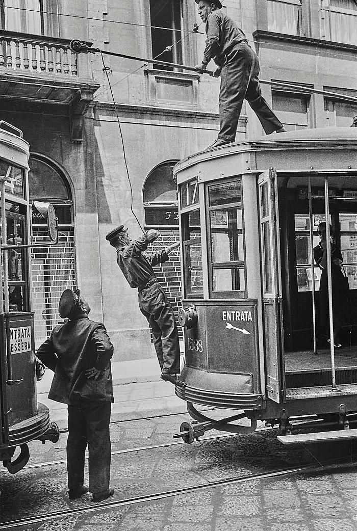 Nino De Pietro, Contrattempi, via Manzoni, Milano, 1970.  Raccolte Museali Fratelli Alinari (RMFA) - Archivio De Pietro, Firenze