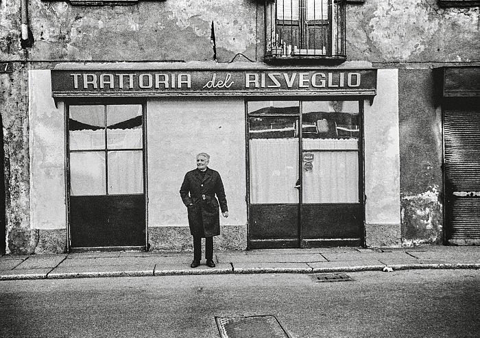 Nino De Pietro, Trattoria del Risveglio, Milano, 1970.  Raccolte Museali Fratelli Alinari (RMFA) - Archivio De Pietro, Firenze