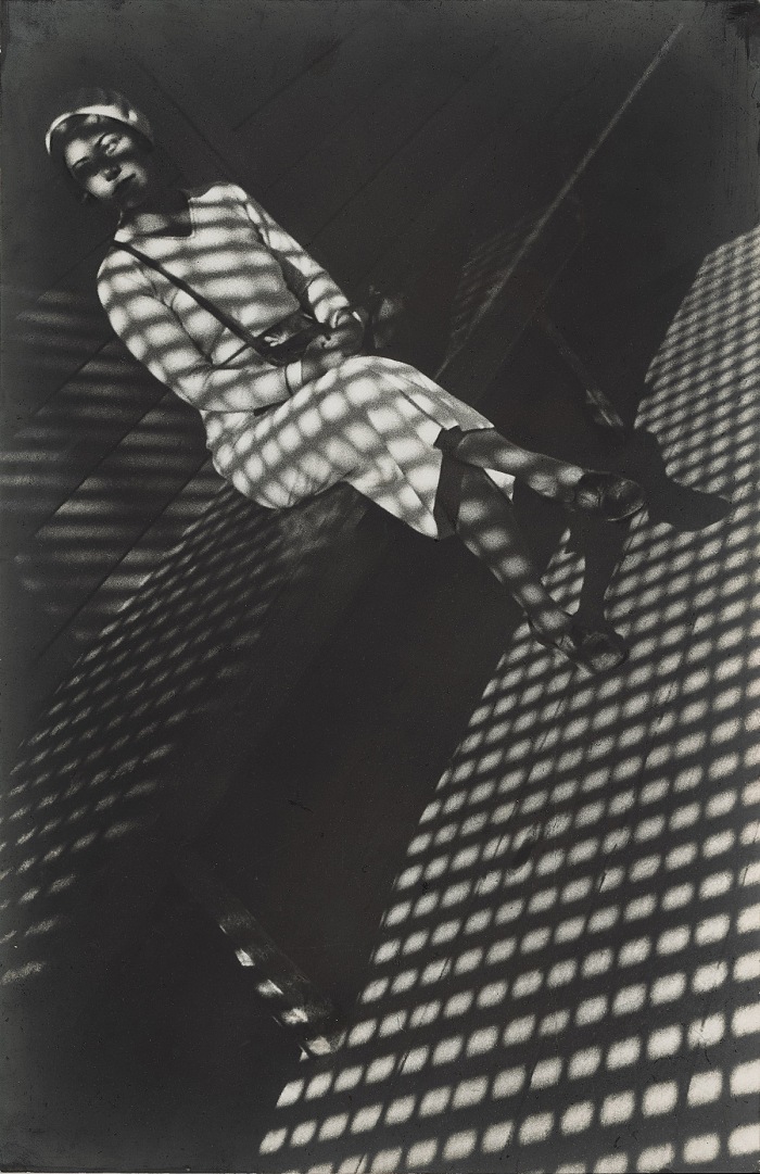 Alexander Rodchenko, Ragazza con una Leica, 1934. Stampa alla gelatina dargento dal negativo originale dellartista. Collection of the Multimedia Art Museum, Moscow.  A. Rodchenko  V. Stepanova Archive/ Multimedia Art Museum, Moscow