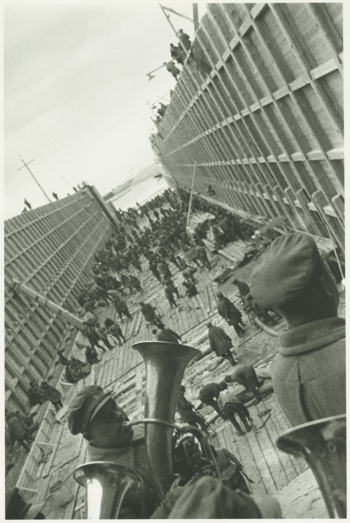 Alexander Rodchenko, Al lavoro in una chiusa. Fotomontaggio per la rivista URSS in costruzione, dedicato alla costruzione del canale che collega il Mare Bianco con il Mare Baltico, 1933. Stampa alla gelatina dargento dal negativo originale dellartista. Collection of the Multimedia Art Museum, Moscow.  A. Rodchenko  V. Stepanova Archive/ Multimedia Art Museum, Moscow