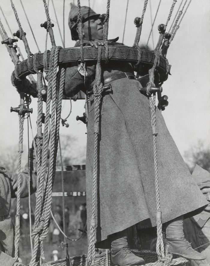 Alexander Rodchenko, In volo sulla mongolfiera. Manovre dellarmata rossa, 1924. Stampa alla gelatina dargento dal negativo originale dellartista. Collection of the Multimedia Art Museum, Moscow.  A. Rodchenko  V. Stepanova Archive/ Multimedia Art Museum, Moscow