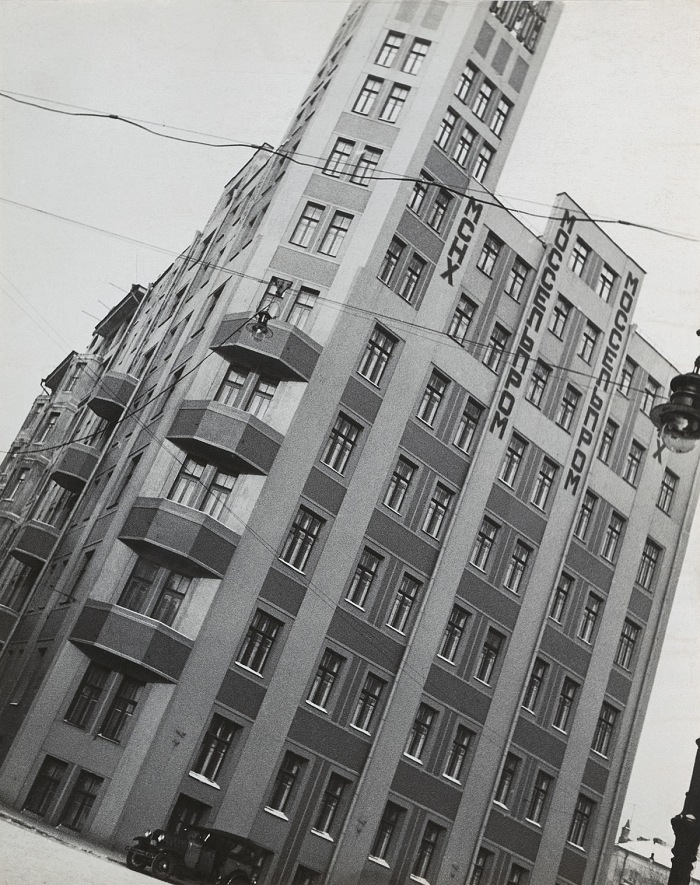 Alexander Rodchenko, Ledificio del Mosselprom, 1932. Stampa alla gelatina dargento dal negativo originale dellartista. Collection of the Multimedia Art Museum, Moscow.  A. Rodchenko  V. Stepanova Archive / Multimedia Art Museum, Moscow