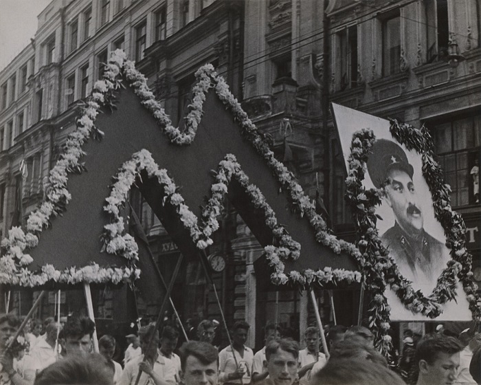 Alexander Rodchenko, Dimostrazione in via Miasnitskaya (M-metro), 1932. Stampa alla gelatina dargento dal negativo originale dellartista. Collection of the Multimedia Art Museum, Moscow.  A. Rodchenko  V. Stepanova Archive/ Multimedia Art Museum, Moscow