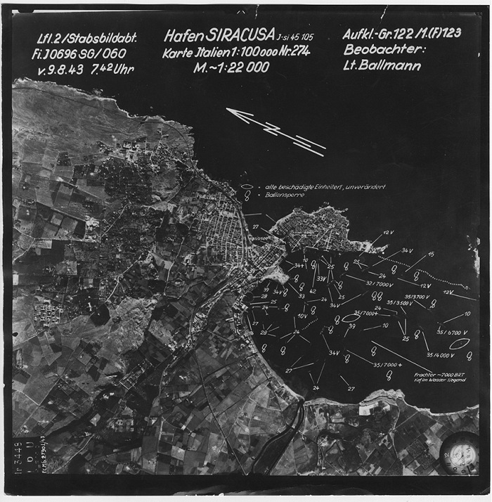 Foto aerea dello sbarco degli alleati presso la costa di Siracusa scattata dall'aviazione tedesca, 1943. Courtesy ICCD  Istituto Centrale per il Catalogo e la Documentazione, MiBACT  Aerofototeca Nazionale, Fondo LW, volo su Siracusa del 1943