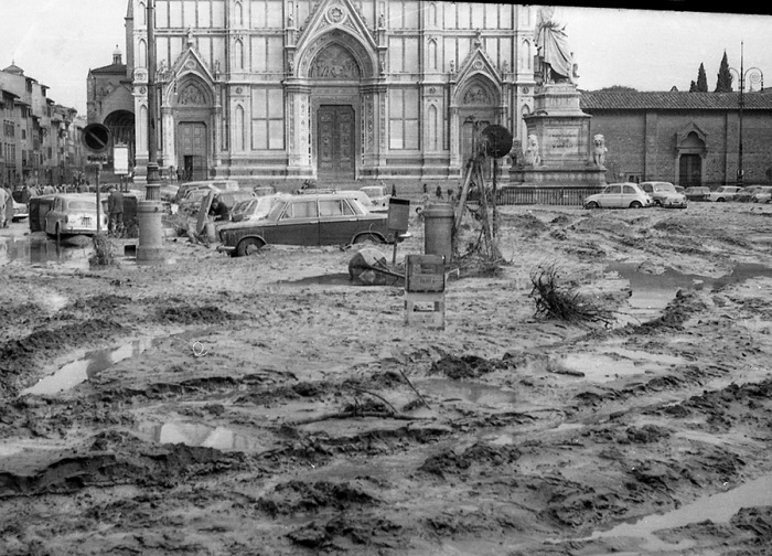 Gian Piero Frassinelli, Piazza Santa Croce il giorno successivo allAlluvione, Firenze, 1966. Courtesy lautore