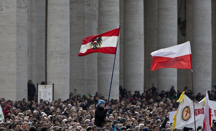 La folla dei fedeli durante l'ultimo Angelus di Papa Benedetto XVI, 2013. Courtesy Archivio ANSA