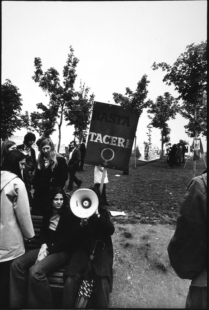 Paola Mattioli, da Immagini del NO, 1974. Stampa fotografica in bianco e nero.  Paola Mattioli
