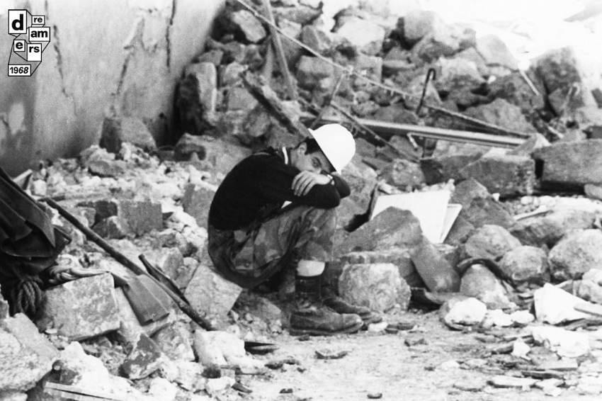 Il terremoto del Belice, macerie delle case distrutte, 20 gennaio 1968.  Adriano Mordenti/AGF.
