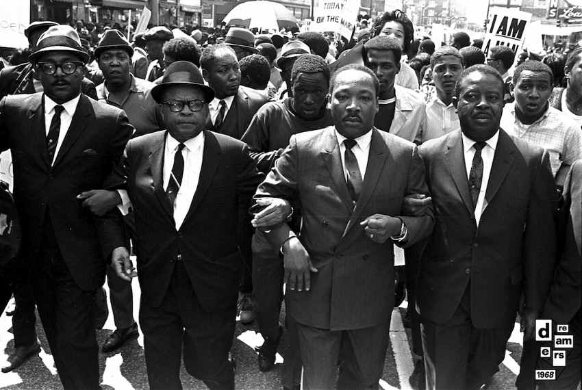 Il reverendo Ralph Abernathy, a destra, il vescovo Julian_Smith, a sinistra, con Martin Luther King durante una marcia per i diritti civili a Memphis, 28 marzo 1968.  AP/ANSA.