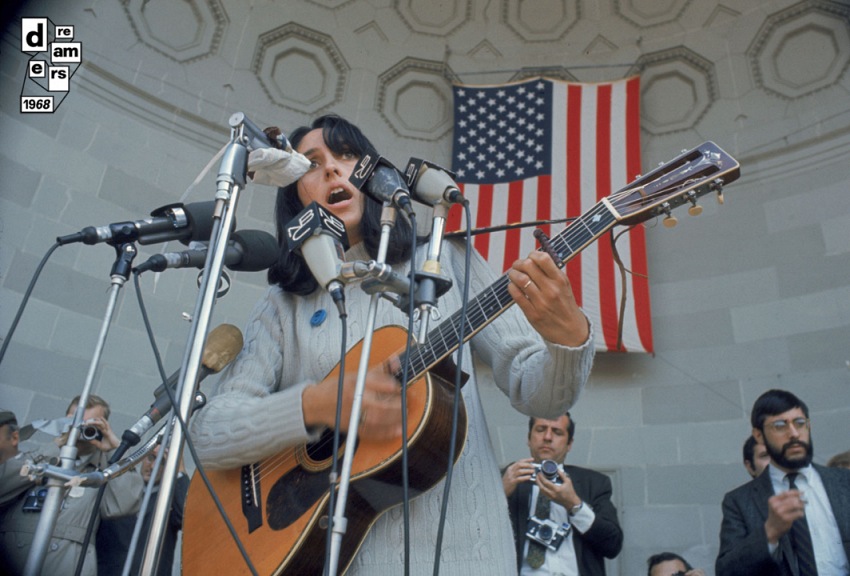 Joan Baez canta durante una manifestazione contro la guerra a Central Park a New York 3 aprile 1968.  Getty Images.