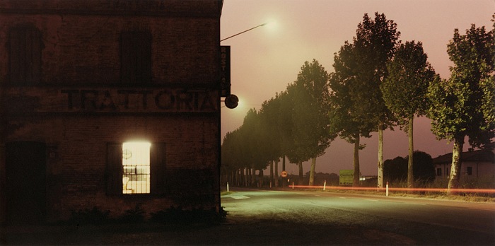 Luigi Ghirri, Nei pressi di Fidenza, 1985.  Eredi di Luigi Ghirri. Courtesy Editoriale Lotus