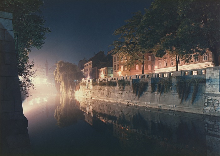 Luigi Ghirri, Joe Plečnik, interventi sul lungofiume di Lubiana, Lubiana, 1988.  Eredi di Luigi Ghirri. Courtesy Editoriale Lotus