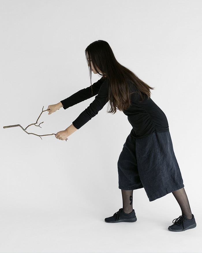 Sharon Lockhart, Nine Sticks in Nine Movements: Movement Six, 2018. Stampa cromogenica incorniciata, 128,8x103,8 cm.  Sharon Lockhart, 2018. Courtesy lartista, neugerriemschneider, Berlino e Gladstone Gallery, New York e Bruxelles