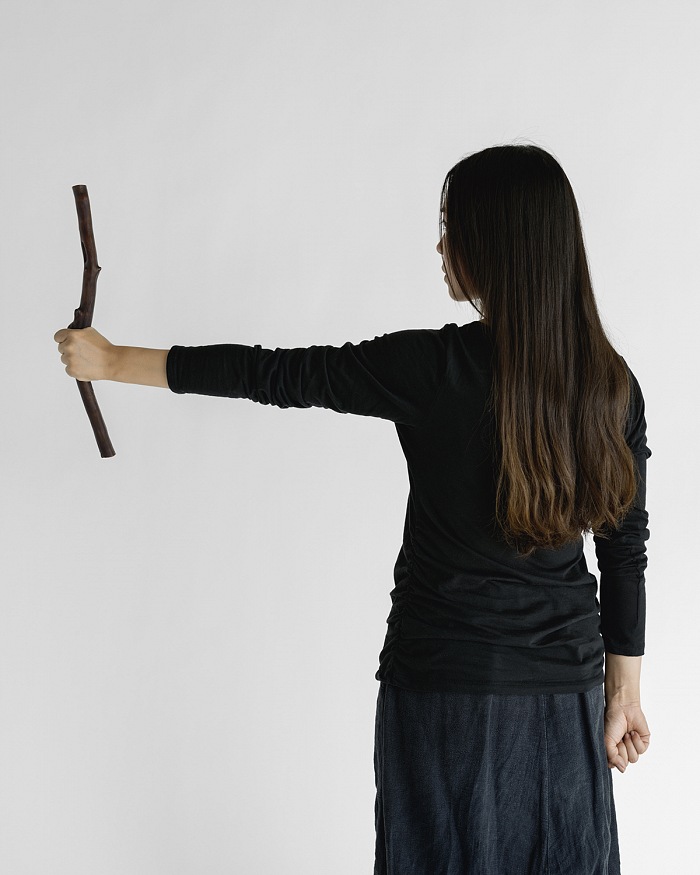 Sharon Lockhart, Nine Sticks in Nine Movements: Movement Nine, 2018. Stampa cromogenica incorniciata, 128,8x103,8 cm.  Sharon Lockhart, 2018. Courtesy lartista, neugerriemschneider, Berlino e Gladstone Gallery, New York e Bruxelles