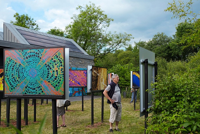 Durante la visita alla mostre Plus grand que la vie di Spike Walker a la Passerelle nell'ambito di Festival Photo La Gacilly 2018.  Erika Pezzoli/FPmag.