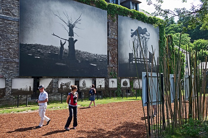 Durante la visita alla mostra Un monde irrel di Shane & Robert Parkeharrison al Vgtarium nell'ambito di Festival Photo La Gacilly 2018.  Erika Pezzoli/FPmag.