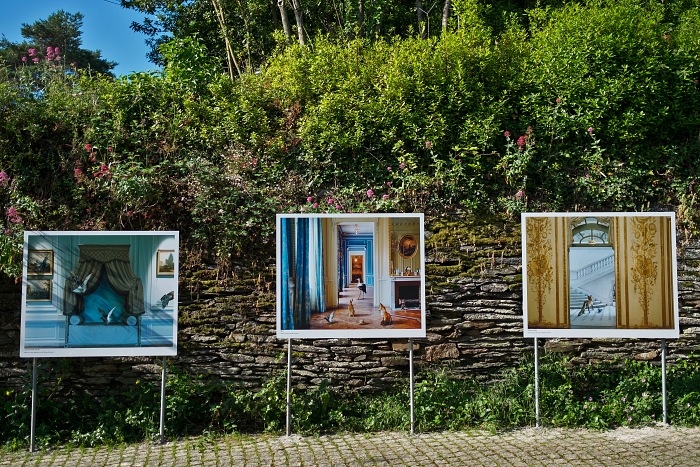 Durante la visita alla mostra Fables di Karen Knor in esposizione in rue Saint Vincent nell'ambito di Festival Photo La Gacilly 2018.  Erika Pezzoli/FPmag.