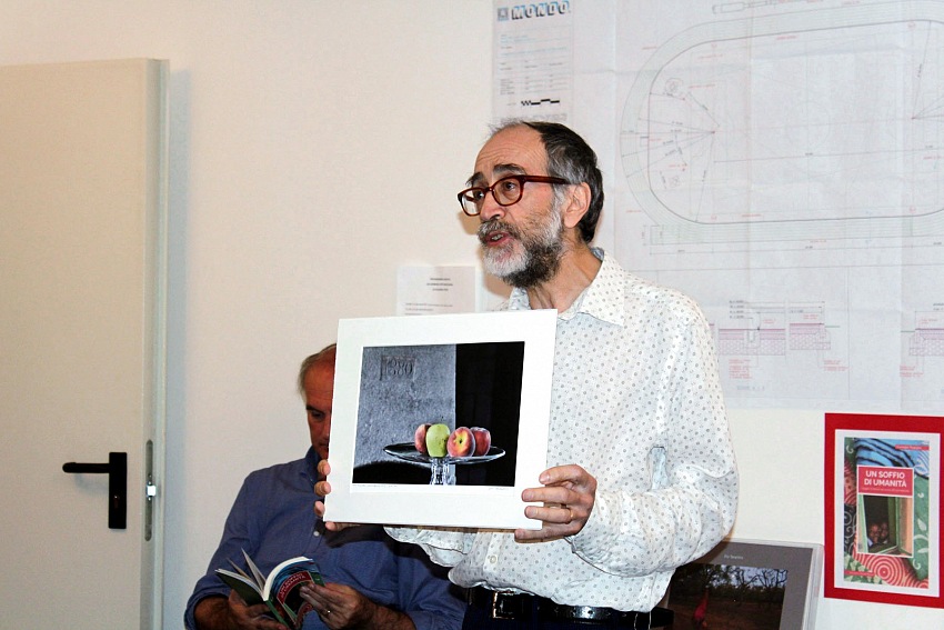 Pio Tarantini offre una sua opera per sostenere l'iniziativa Un sorriso per Mugunda.