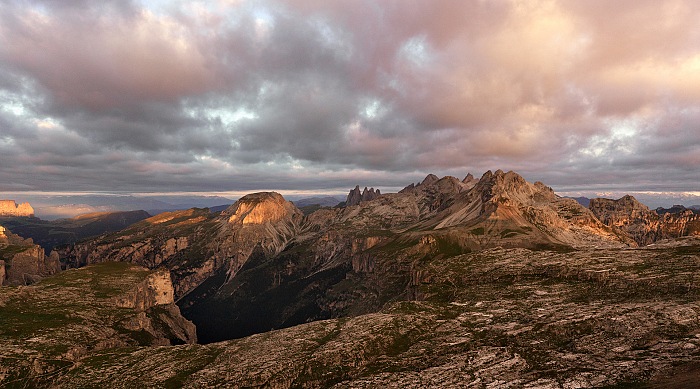 Georg Tappeiner, Veduta dallAltopiano Puez verso nord ovest: a sinistra lo Sciliar, al centro le Odle. GeorgTappeiner2018