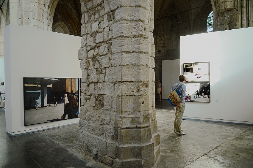 Un momento della visita alla mostra La blancheur de la baleine di Paul Graham in mostra presso l'glise des Frres Prcheurs, nell'ambito di Les Rencontres de la Photographie 2018 ad Arles.  FPmag.