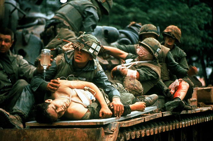 John Olson, Marine nella Battaglia di Hu, Hu, Vietnam, 1968.  John Olson. Courtesy Life Gallery of Photography / Monroe Gallery of Photography