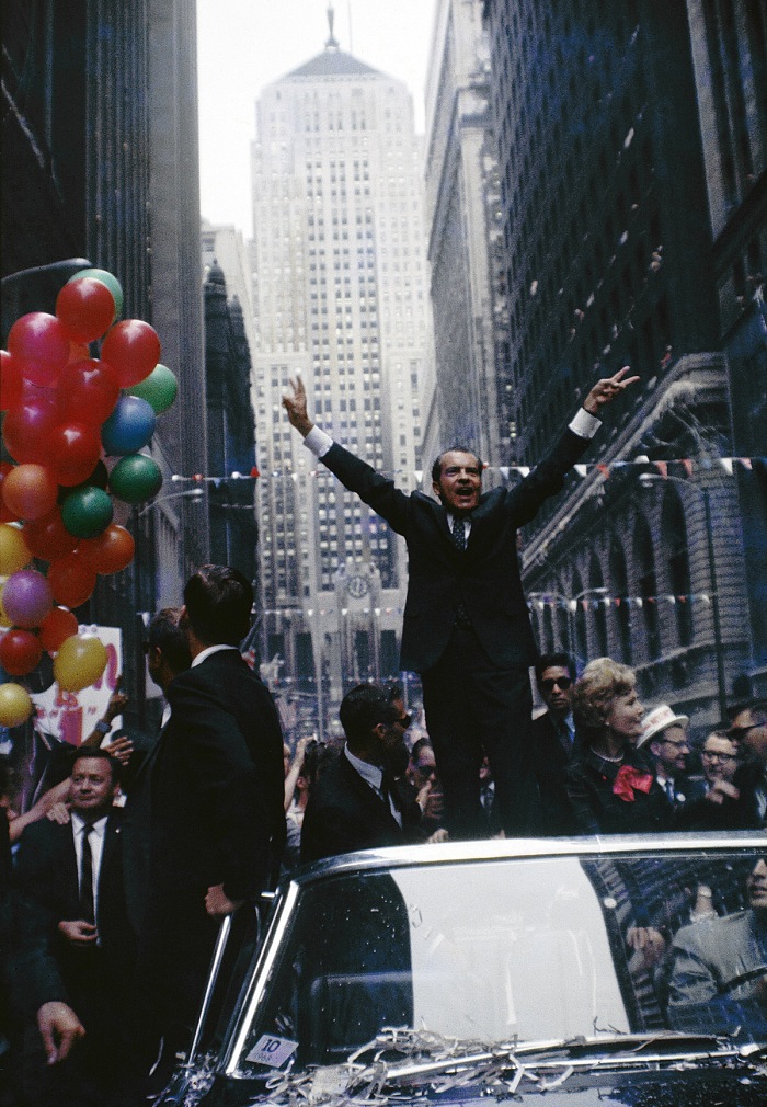 Art Shay, Campagna elettorale di Richard Nixon, LaSalle Street, Chicago, 1968.  Art Shay. Courtesy Monroe Gallery of Photography