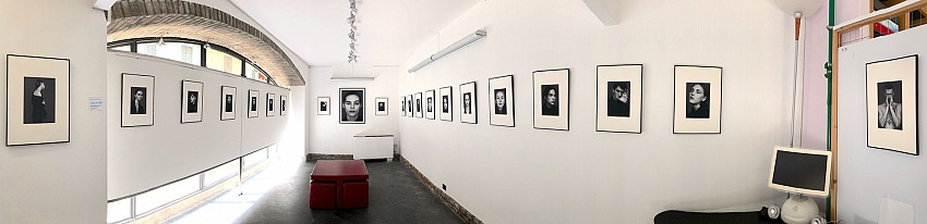 L'allestimento della mostra Ritratti di Riccardo Nosvelli presso la Galleria Spazio 53 a Voghera.