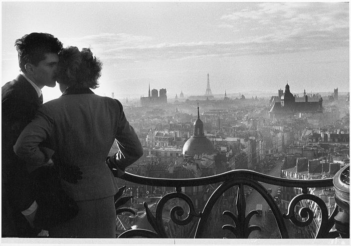 Willy Ronis, Les Amoureux de la Bastille, Paris, 1957. Willy Ronis, Ministère de la Culture / Médiathèque de l’architecture et du patrimoine / Dist RMN-GP © Donation Willy Ronis