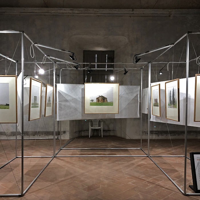 Voghera Fotografia 2018. Un momento della visita alla mostra Alfabeto delle pianure di Enrico Bedolo. © FPmag.