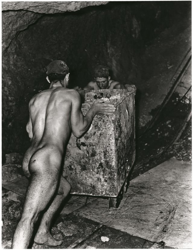 Fulvio Roiter, Miniera di zolfo, Sicilia, 1953. © Fondazione Fulvio Roiter.
