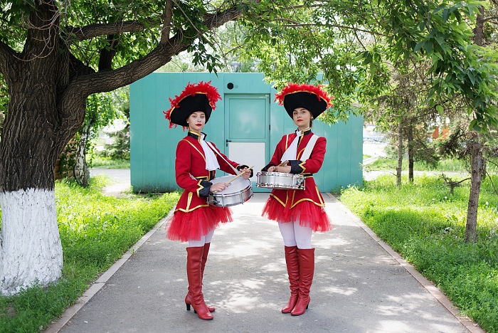 Filippo Venturi, Due ragazze russe, appartenenti a una banda invitata in città per esibirsi durante i festeggiamenti del 20° Capital Day. I principali gruppi etnici del Kazakistan sono due: i kazaki (63%) e i russi (24%). Astana, Kazakistan, 2018. © Filippo Venturi.