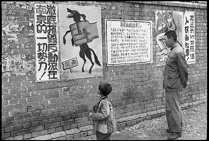 Henri Cartier-Bresson, In un manifesto dipinto a mano, il pugno comunista sopprime il cane nazionalista. Nanchino, 24 aprile 1949 Vintage gelatin silver print. © Fondation Henri Cartier-Bresson / Magnum Photos.