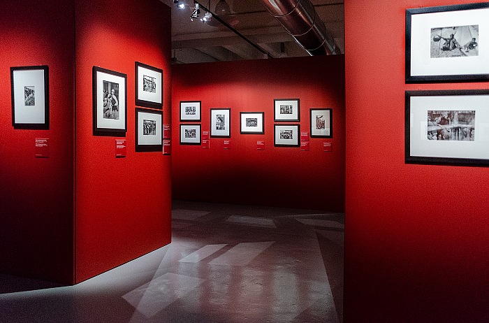 Un momento della visita alla mostra Henri Cartier-Bresson. Cina 1948-49 / 1958 presso il Mudec - Museo delle Culture di Milano. © FPmag.