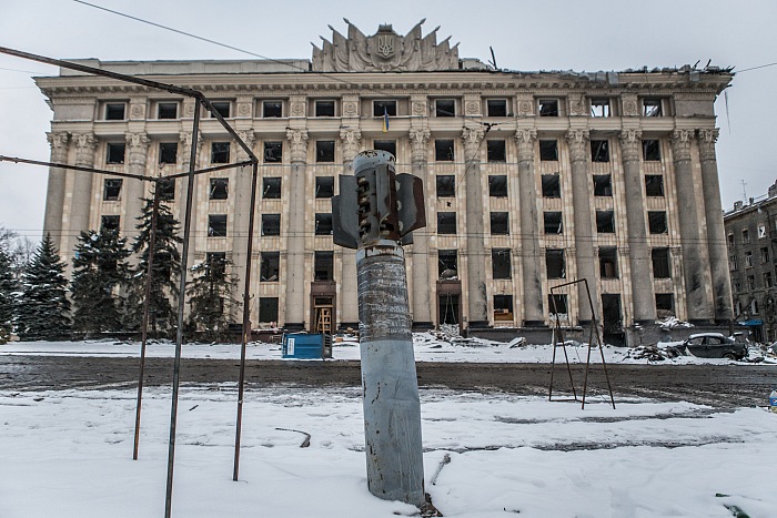 Razzi Grad inesplosi davanti all'Amministrazione Statale Regionale, Kharkiv, Ucraina, 2022. © Andrea Carrubba.