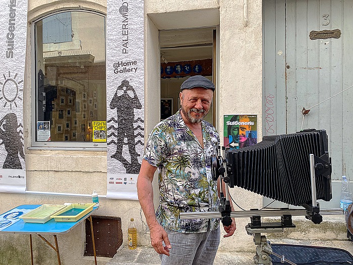 Il fotografo Eros Mauroner in visita allo spazio di Palermofoto durante l'edizione 2023 dei Rencontres de la Photographie di Arles. © Salvo Veneziano.