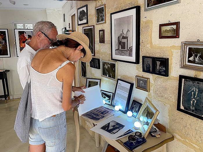 Visitatori nello spazio espositivo allestito da Palermofoto nell'ambito dei Rencontres de la Photographie 2023 di Arles. © Salvo Veneziano.