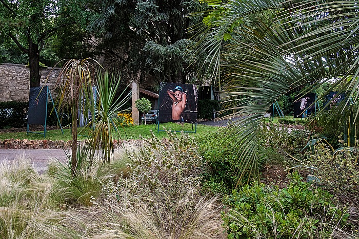 Un momento della visita, nel Jardin d'été, della mostra Les_enfants_du_Fleuve di Johanna Lamoulère. © Salvo Veneziano.