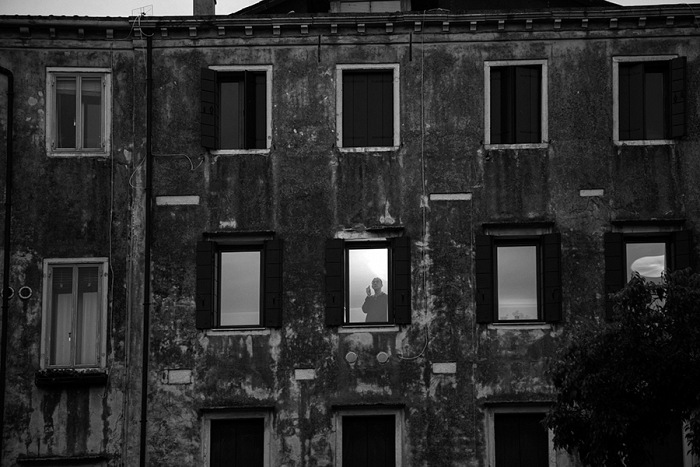 Ferdinando Scianna, Meditazione notturna in Ghetto Nuovo. © Ferdinando Scianna / Magnum Photos