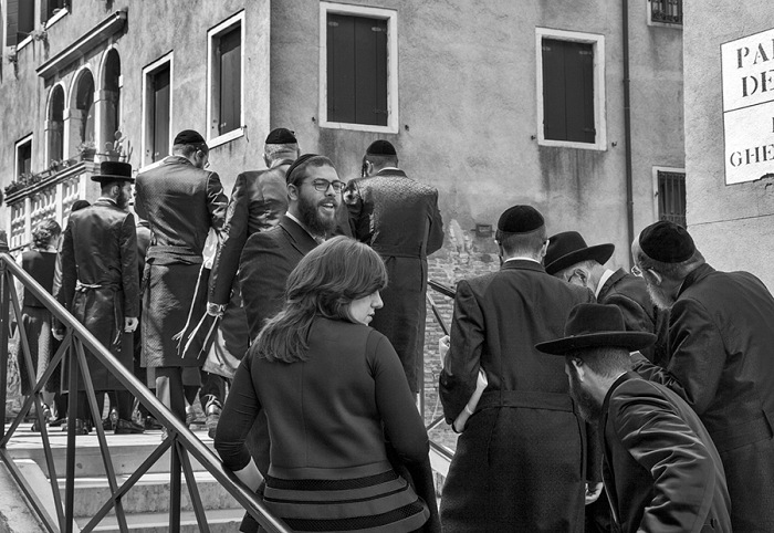 Ferdinando Scianna, Visitatori di una comunità ebraica americana attraversano il ponte del Ghetto Vecchio. © Ferdinando Scianna / Magnum Photos