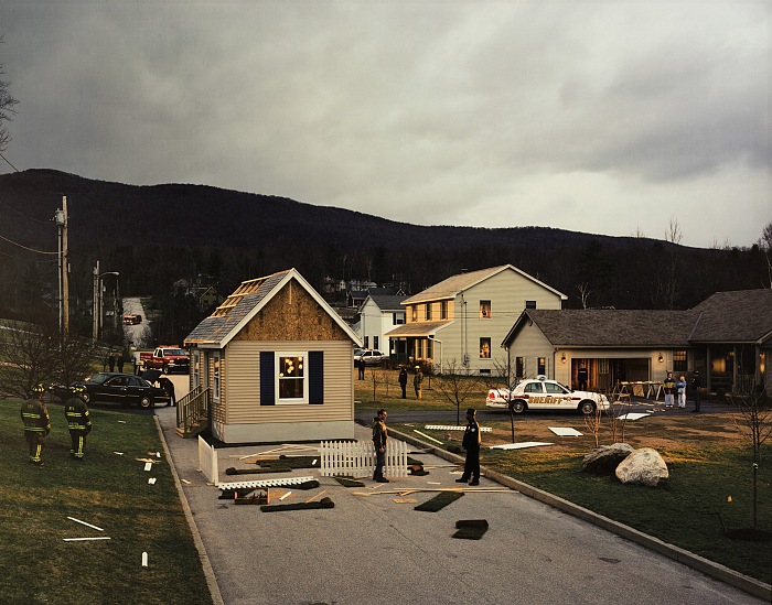 Untitled (House in the Road), 2002 - stampa digitale a colori montata su alluminio 120,6x151cm.  Gregory Crewdson.