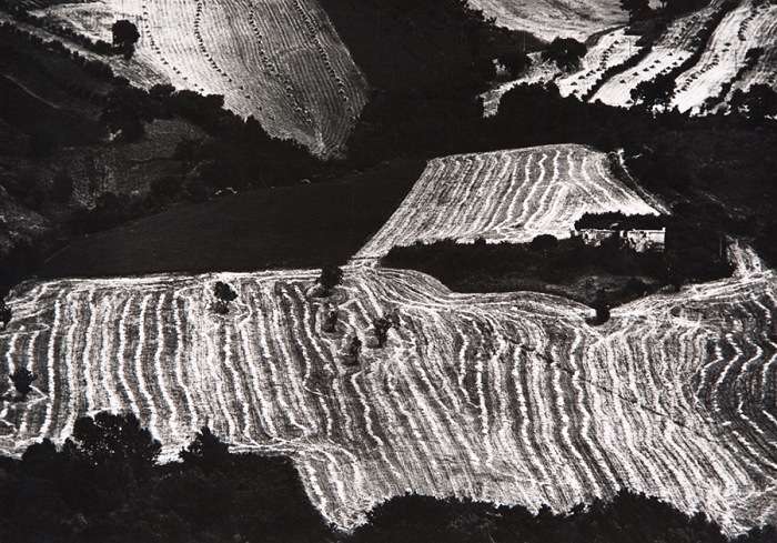 Mario Giacomelli (1925 - 2000), Landscape, 1982. Bromide gelatin silver, 27,2x38,3 cm. Courtesy Galleria civica di Modena