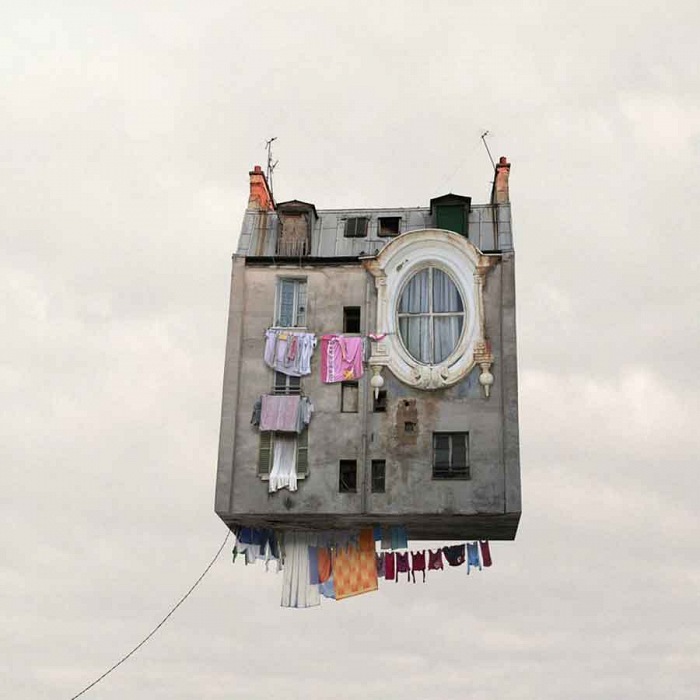 Dalla mostra Flying Houses di Laurent Chehere (Francia). © Laurent Chehere